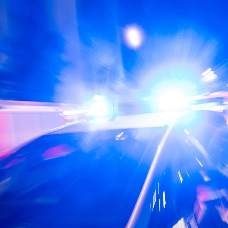 Blaulichtanlage eines Polizeifahrzeugs. Am Sonntag kam es auf der B10 bei Ludwigsburg zu einem schweren Verkehrsunfall. (Foto: dpa Bildfunk, Christophe Gateau)