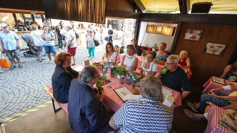 Die Gäste des ersten Weindorf-Treffs 2022 (Foto: Lichtgut / Leif Piechowski )