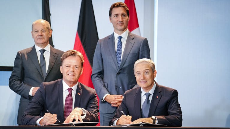  Mercedes-Vorstand Markus Schäfer( 2.v.l.) bei der Unterzeichnung einen Absichtserklärung zu E-Mobilität in Kanada. (Foto: dpa Bildfunk, picture alliance/dpa | Kay Nietfeld)