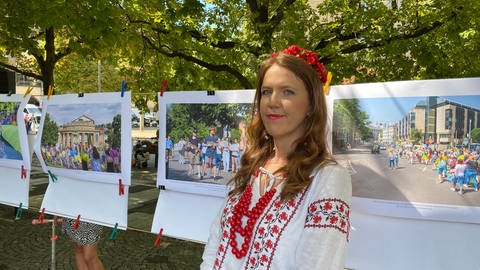 Die Ukrainerin Nadiia Kaiun hat die Veranstaltung zum Nationalfeiertag auf dem Stuttgarter Karlsplatz mit organisiert. Sie trägt eine traditionelle ukrainische Bluse und den typischen Blumenschmuck im Haar. (Foto: SWR, Foto: Maxim Flößer)
