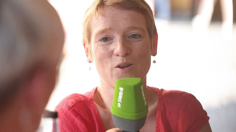 Landesbehindertenbeauftragte Simone Fischer beim Weindorf-Treff. (Foto: Lichtgut / Leif Piechowski )