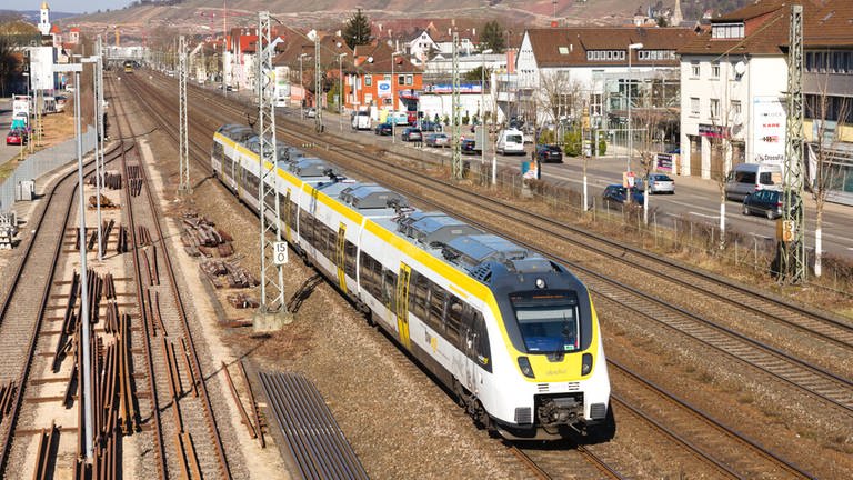 Ein Zug der SWEG Bahn am Bahnhof Oberesslingen. Stehen bei der SWEG Bahn Stuttgart bald die Räder still? Die Gewerkschaft GdL droht mit Streik. (Foto: SWEG)