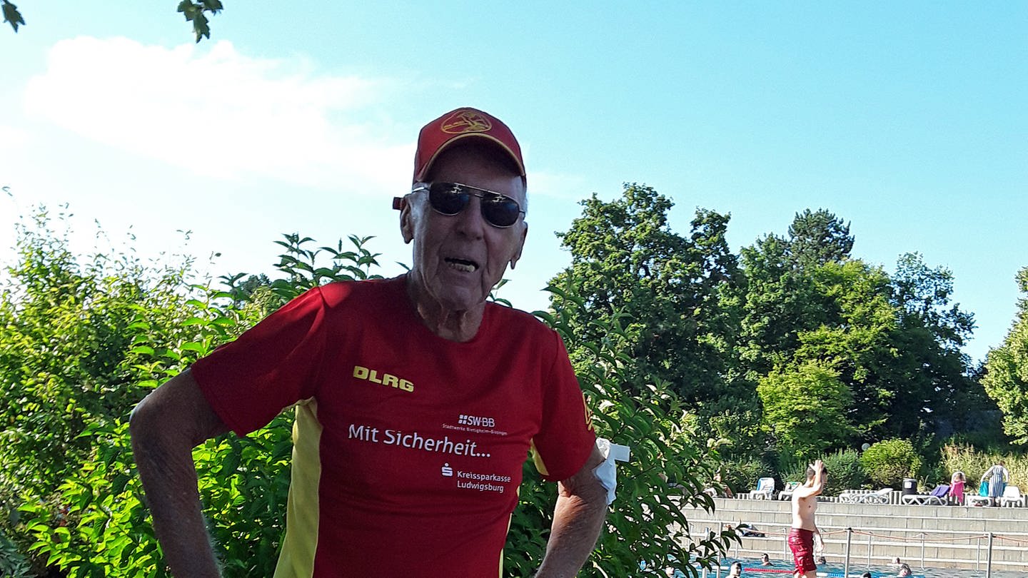 Der 92-jährige Olaf Thümmler arbeitet ehrenamtlich als Rettungsschwimmer im Freibad Bietigheim-Bissingen. (Foto: privat)