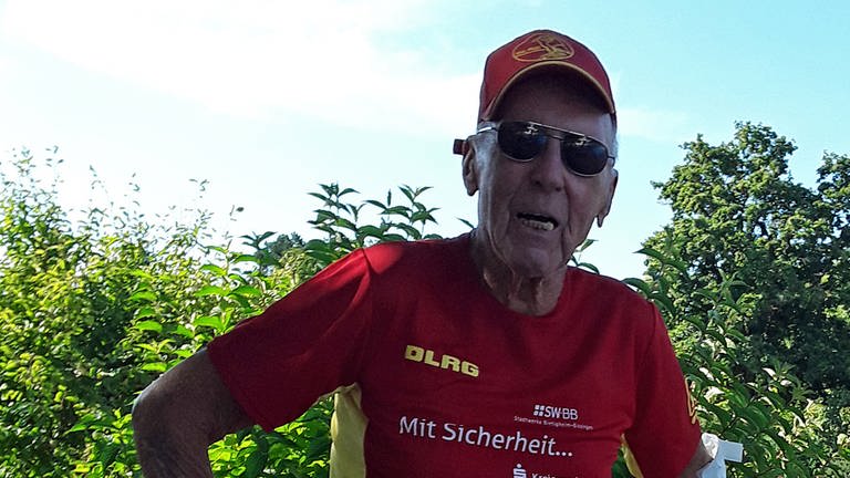 Der 92-jährige Olaf Thümmler arbeitet ehrenamtlich als Rettungsschwimmer im Freibad Bietigheim-Bissingen. (Foto: privat)