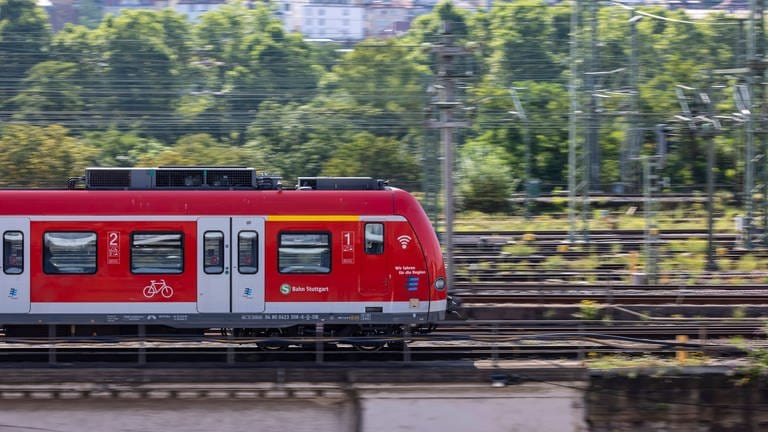 S-Bahn am Hauptbahnhof Stuttgart (Foto: IMAGO, IMAGO / Arnulf Hettrich)