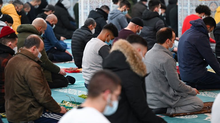 Männer beten beim Nachtgebet in der Abu Bakr Moschee in Frankfurt am Main. Auch in Leinfelden-Echterdingen sollte eine Moschee entstehen, aber der Verein baute nach Ansicht des Oberlandesgerichts Stuttgart zu langsam. (Foto: dpa Bildfunk, Picture Alliance)
