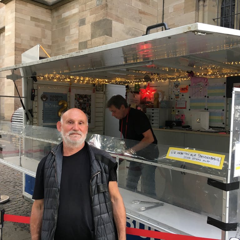 Harry Pfau ist entsetzt von den jüngsten Farbattacken auf Obdachlose in Stuttgart. Harry Pfau war früher selbst obdachlos und betreibt eine Essensbude vor der St. Maria Kirche in Stuttgart, in der er Essen ausgibt. (Foto: SWR, Maxim Flößer)