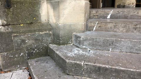 Auf den Stufen vor der St. Maria Kirche in Stuttgart hat sich ebenfalls eine Farbattacke auf einen schlafenden Obdachlosen ereignet. Spritzer der weißen Farbe sind auf den Stufen noch zu sehen.  (Foto: SWR, Maxim Flößer)