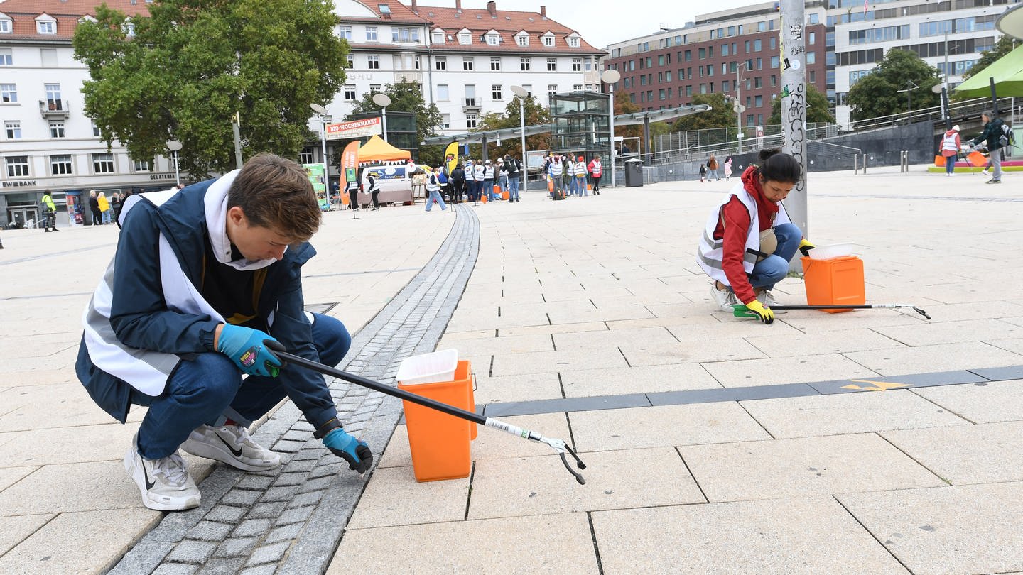 Freiwillige sammeln auf dem Stuttgarter Marienplatz im Rahmen des 