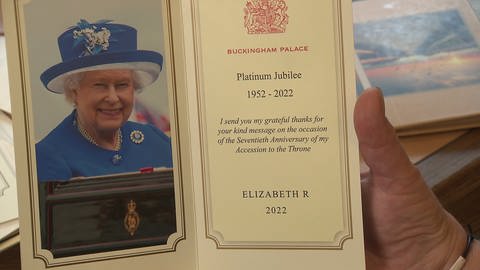 Dankeskarte aus dem Buckingham Palast für Queen-Fan Cornelia Juchert  (Foto: SWR)