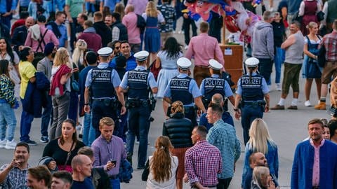 Polizeibeamte in Uniform patrouillieren am Eröffnungstag des Volksfest auf dem Cannstatter Wasen in Stuttgart. (Foto: dpa Bildfunk, picture alliance/dpa | Thomas Niedermüller)