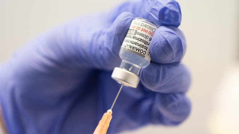 Eine Spritze mit dem an die Omikron-BA.1-Variante angepassten Impfstoff Comirnaty von Biontech und Pfizer wird aufgezogen. (Foto: dpa Bildfunk, picture alliance/dpa | Sebastian Gollnow)