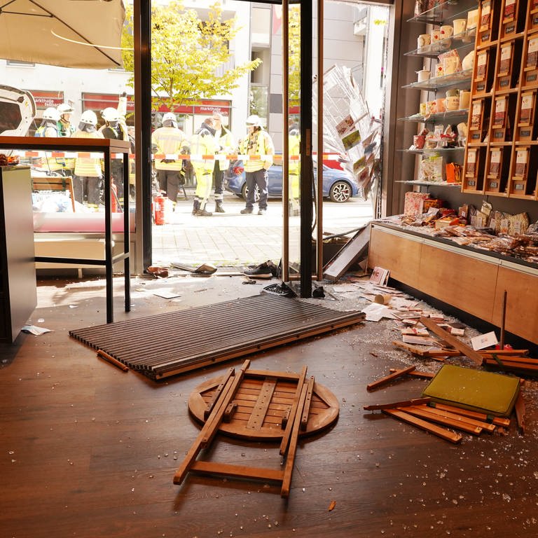 Das Geschäft in Fellbach (Rems-Murr-Kreis) sieht ziemlich verwüstet aus. Ein Autofahrer war am Freitag in die Glasfront gerauscht. (Foto: fotoagentur-stuttgart.de, Andreas Rosar)