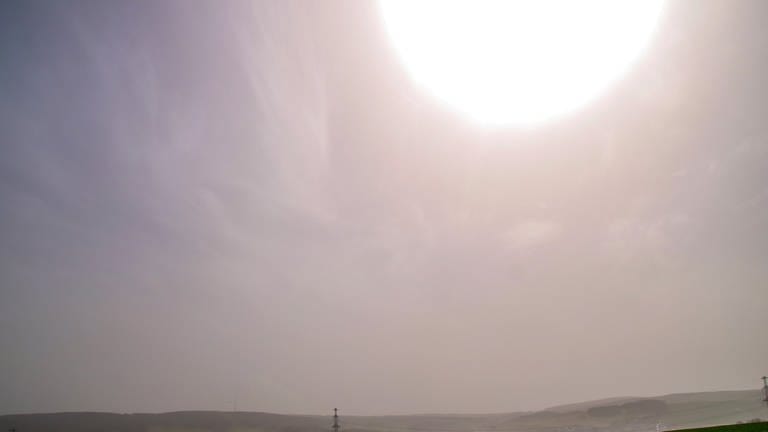 Saharastaub aufgenommen mit einer Drohne: Zu sehen ist ein milchig, getrübt erscheinender Himmel.