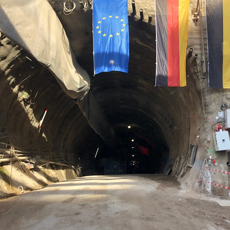 Die Deutsche Bahn hat für Stuttgart 21 sämtliche Tunnel im Talkessel der Landeshauptstadt gegraben. Hier am Tunnel in Stuttgart-Untertürkheim wird am Mittwoch gefeiert. (Foto: SWR, Nicole Freyler)