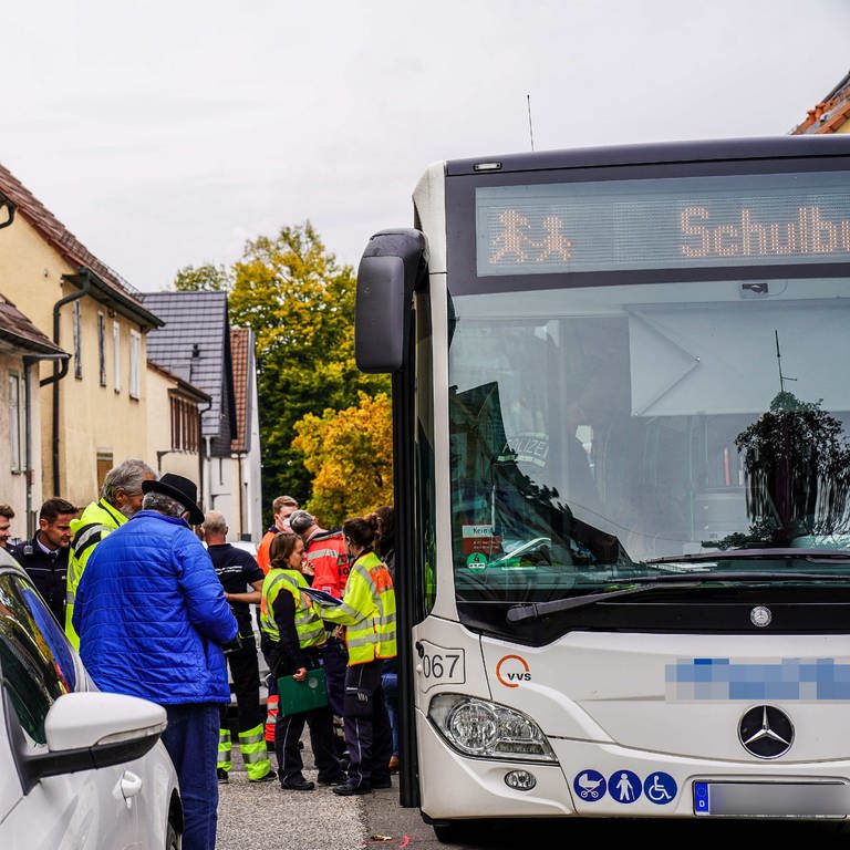 Einsatzkräfte kümmern sich um Verletzte nach einem Unfall mit einem Schulbus in Plochingen (Kreis Esslingen). (Foto: dpa Bildfunk, picture alliance/dpa/SDMG | Kohls)