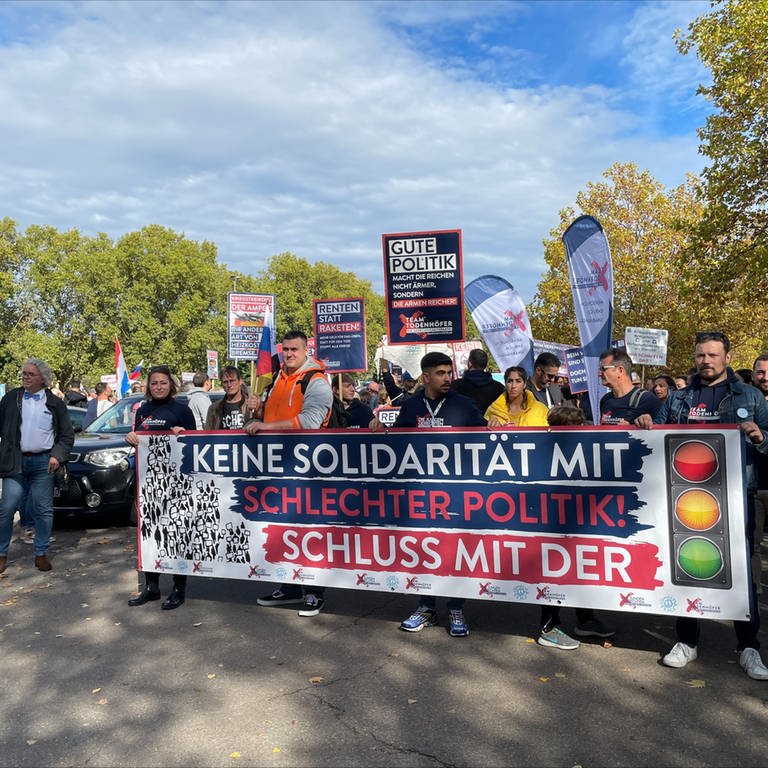 In Stuttgart haben am Sonntag mehr als 1.000 Demonstranten den Rückzug der Bundesregierung gefordert. (Foto: SWR, Foto: Olga Henich)