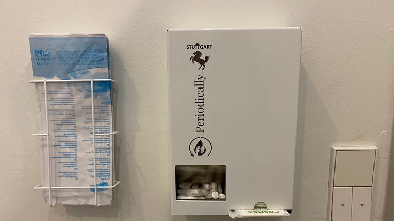 Auf allen Rathaustoiletten in Stuttgart hängen jetzt Tampon-Automaten. (Foto: SWR)