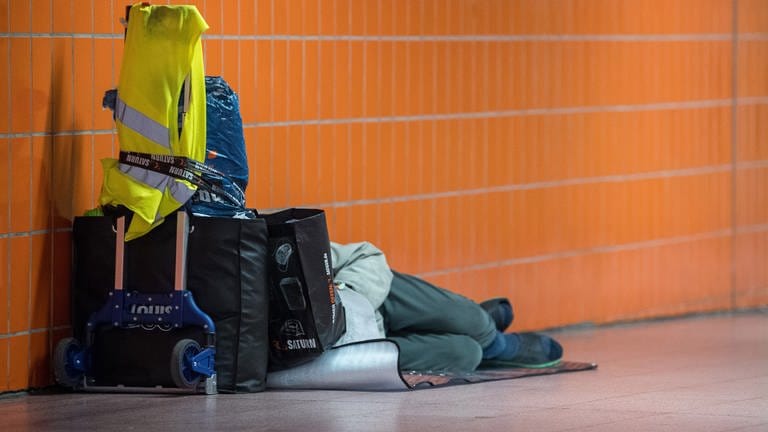Ein Obdachloser schläft in einer Unterführung in Stuttgart