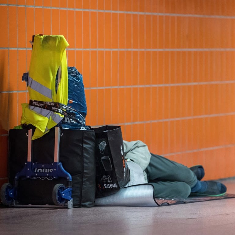 Ein Obdachloser schläft in einer Unterführung in Stuttgart (Foto: dpa Bildfunk, picture alliance/dpa | Sebastian Gollnow)