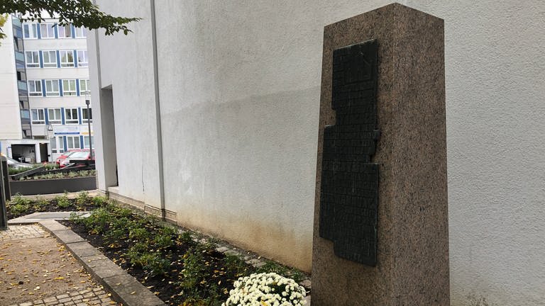 Ein Gedenkstein erinnert an die bis zur Reichsprogromnacht in Bad Cannstatt stehende Synagoge. (Foto: SWR, Verena Neuhausen)
