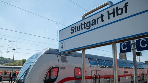 Ein Intercity steht im Stuttgarter Hauptbahnhof. Mit Inbetriebnahme der Neubaustrecke Wendlingen - Ulm soll er seltener im Filstal halten. (Foto: dpa Bildfunk, picture alliance / Lino Mirgeler/dpa | Lino Mirgeler)