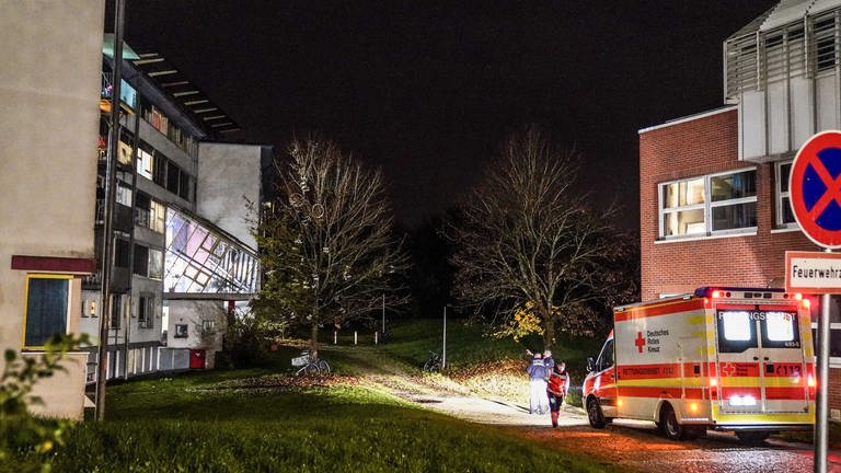 Ein Rettungswagen steht auf dem Gelände des Studentenwohnheims. Mehrere Menschen sind bei einer Auseinandersetzung in einem Wohnheim für Studierende in Nürtingen (Landkreis Esslingen) schwer verletzt worden. (Foto: dpa Bildfunk, picture alliance/dpa/SDMG | Kohls)