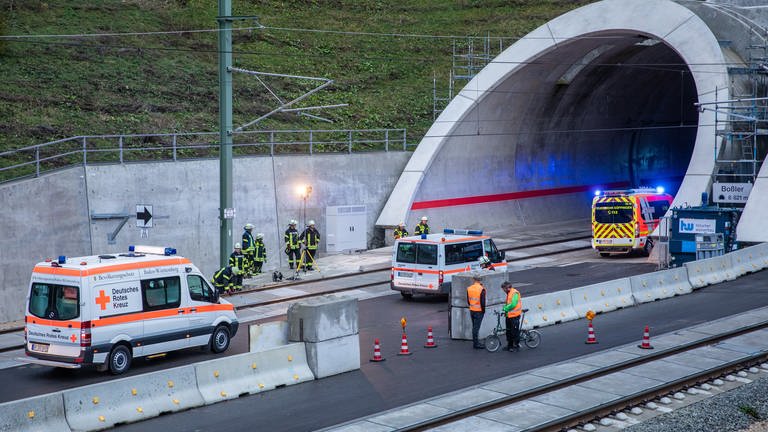 Einsatzkräfte fahren bei einer großen Einsatzübung mit Rettungsfahrzeugen in den Boßler-Tunnel. Der Tunnel befindet sich auf der neuen Schnellbahntrasse Wendlingen-Ulm, die im Dezember 2022 in Betrieb genommen wird. (Foto: dpa Bildfunk, Picture Alliance)