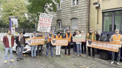Unterstützer der zwei angeklagten Klimaaktivisten der Gruppe "Letzte Generation" protestierten vor Verhandlungsbeginn vor dem Amtsgericht in Stuttgart.