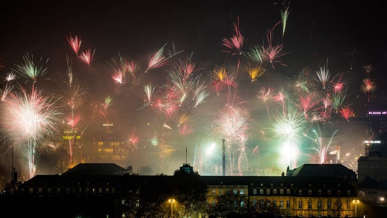 Reichlich Feuerwerk wird zur Feier des neuen Jahres vom Stuttgarter Schlossplatz in den nächtlichen Himmel abgefeuert. (Foto: dpa Bildfunk, picture alliance/dpa | Christoph Schmidt)
