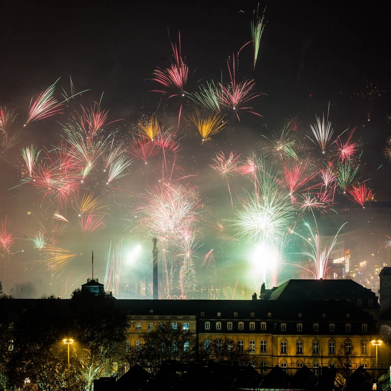 Reichlich Feuerwerk wird zur Feier des neuen Jahres vom Stuttgarter Schlossplatz in den nächtlichen Himmel abgefeuert.