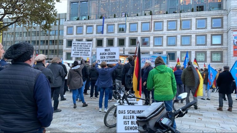 Demonstranten der Afd stehen auf dem Stuttgarter Markplatz (Foto: SWR)
