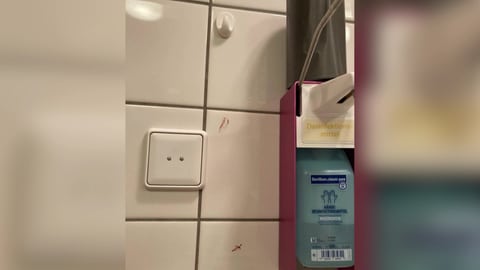 Fremdes Blut an Badezimmerkachel in Munzingers Zimmer in einem Stuttgarter Pflegeheim (Foto: SWR)