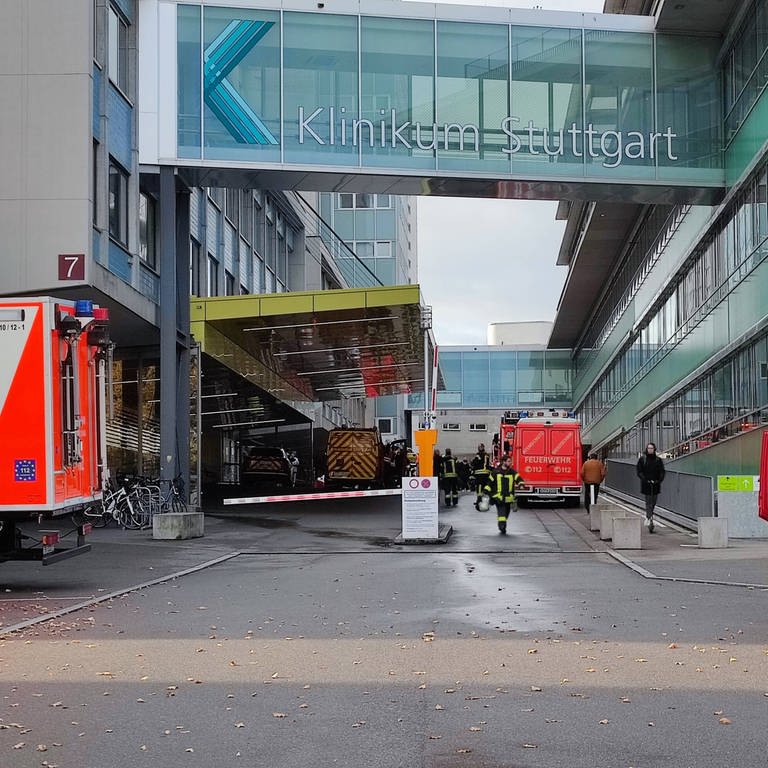 Einsatzfahrzeuge der Feuerwehr vor dem Klinikum Stuttgart. Dort war am Donnerstag schwach radioaktives Abwasser ausgetreten.  (Foto: 7aktuell.de)