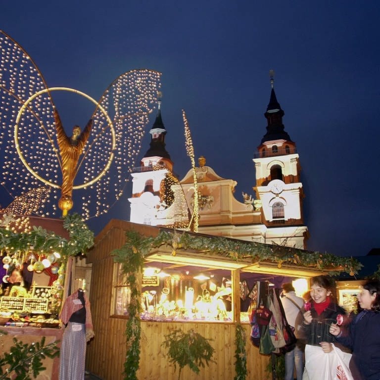 Buden auf dem Weihnachtsmarkt in Ludwigsburg mit der Barockkirche im Hintergrund (Foto: dpa Bildfunk, picture-alliance / dpa/dpaweb | Bernd_Weißbrod)