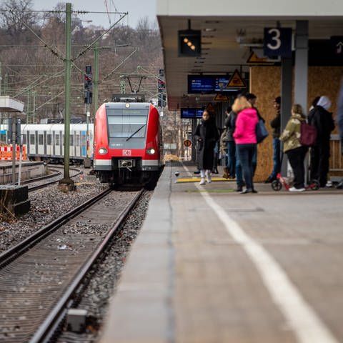 Fahrgäste warten am Bahnhof Stuttgart-Bad Cannstatt auf eine einfahrende S-Bahn. (Foto: dpa Bildfunk, picture alliance/dpa | Christoph Schmidt)