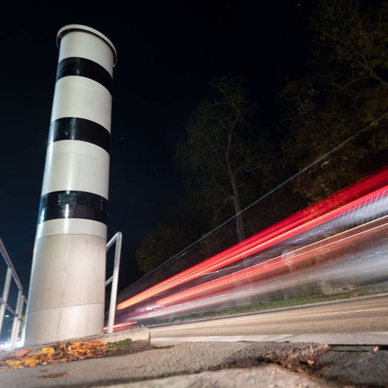 Eine Radarfalle steht an einer Straße in Stuttgart. Der Kreis Ludwigsburg hat durch moderne Blitzer mehr Bußgeld eingenommen. (Foto: dpa Bildfunk, picture alliance/dpa | Marijan Murat)
