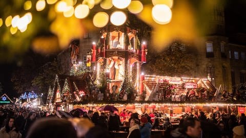 Die Krippenpyramide auf dem Schlossplatz ist eine der Hauptattraktionen auf dem Weihnachtsmarkt Stuttgart. Trotz Energiekrise darf sie adventlich erstrahlen. (Foto: dpa Bildfunk, picture alliance/dpa | Christoph Schmidt)
