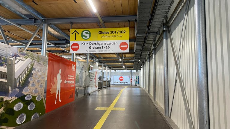 Auf dem Bild ist ein Geflecht aus Leitlinien am Boden des Stuttgarter Hauptbahnhofes und Schilder an der Decke zu sehen. (Foto: SWR, Sandra Kolnik)