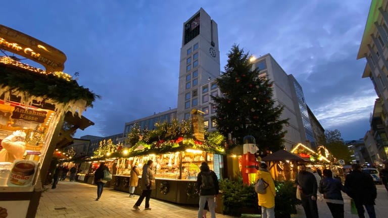 Weihnachtsmarkt Stuttgart 2022 Rathaus (Foto: SWR)