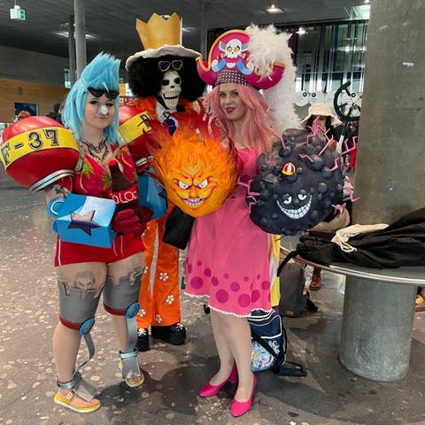 Cosplayer stehen am Eingang der Messe Stuttgart. Hier findet am Samstag und am Sonntag die Comic Con statt.   (Foto: SWR)