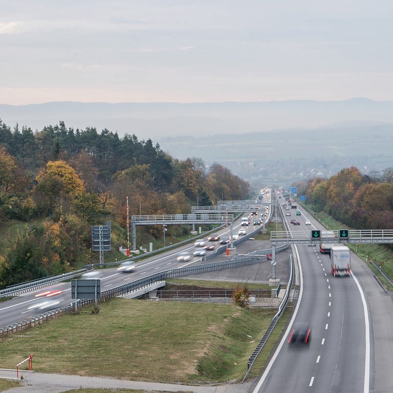 Autos fahren auf der Autobahn A81 bei Herrenberg. Auf der A81 bei Herrenberg (Kreis Böblingen) wird der Schönbuchtunnel nachts wegen Wartungsarbeiten gesperrt.  (Foto: dpa Bildfunk, picture alliance / Sebastian Gollnow/dpa | Sebastian Gollnow)