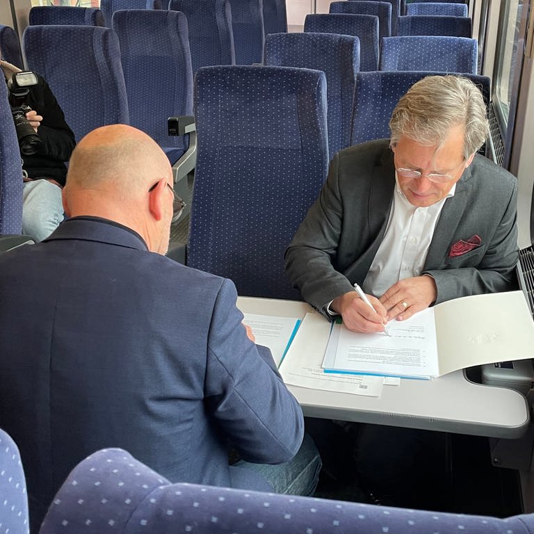 Vertragsunterzeichnung in Stuttgart: Der Verkehrsvertrag zwischen dem Land BW und DB Regio sieht vor, dass auf der Neubaustrecke Wendlingen-Ulm pro Stunde auch ein Regionalzug fährt. (Foto: SWR)