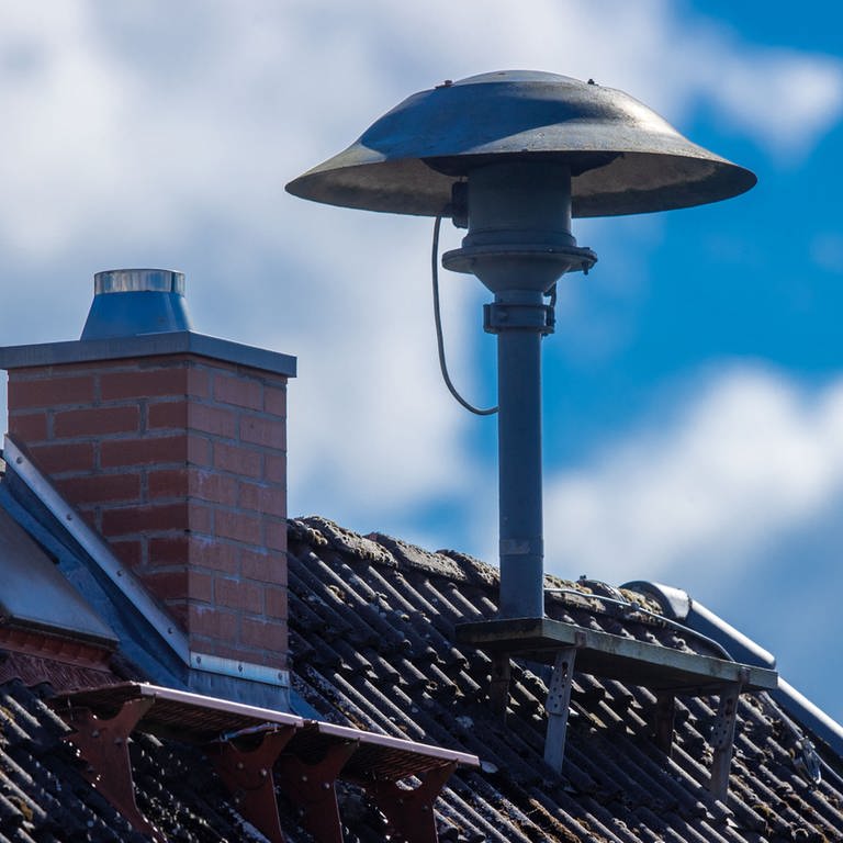 Eine Alarmsirene steht auf einem Hausdach.  (Foto: dpa Bildfunk, picture alliance/dpa/dpa-Zentralbild | Jens Büttner)