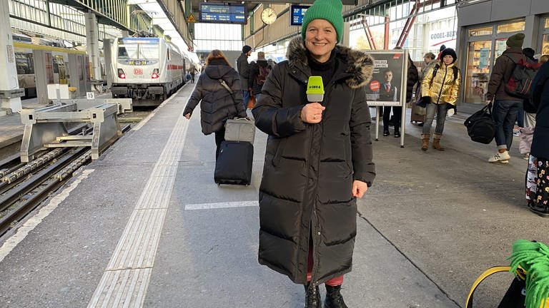 Erster Tag des Regelbetriebs der Neubaustrecke: SWR-Reporterin Ines Hennings hat live vom Hauptbahnhof in Stuttgart berichtet.  (Foto: SWR)