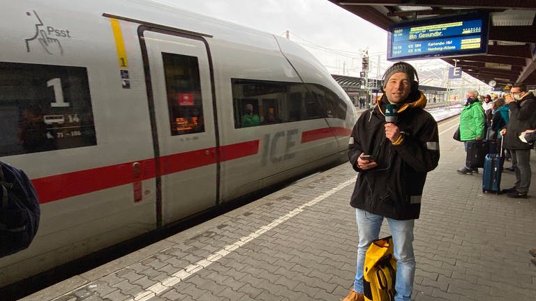 SWR-Moderator Volker Wüst direkt am Gleis 1 am Ulmer Hauptbahnhof: Hier fahren die ICE-Züge nach Stuttgart ab, auch über die Neubaustrecke. (Foto: SWR)