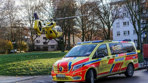 Der lebensgefährlich Verletzte, der in Fellbach gefunden wurde, wird mit dem Rettungshubschrauber ins Krankenhaus gebracht. (Foto: Süddeutsche Mediengesellschaft)