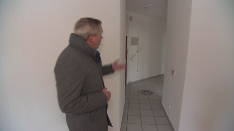 Bei dieser Wohnung von Frank Peter Unterreiner bat die Stadt Stuttgart nach mehrern Monaten Anmietung, das Wohnzimmer mit einer Wand und einer Türe vom Flur abzutrennen. (Foto: SWR)
