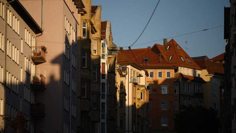 Häuser in Stuttgart in der Morgensonne. (Foto: dpa Bildfunk, picture alliance/dpa | Sebastian Gollnow)