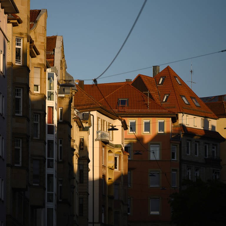 Häuser in Stuttgart in der Morgensonne.